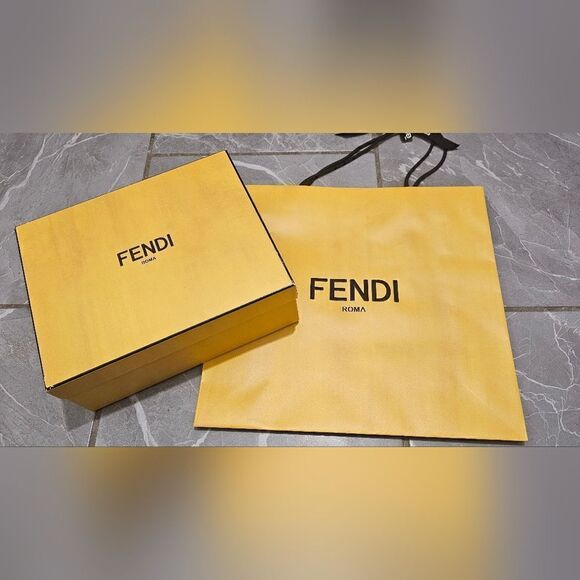 Fendi gift box.medium size.With tissue paper and a paper bag logo tag. - Picture 1 of 7